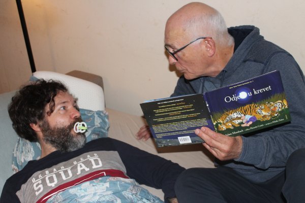 Otac i sin Matko i Ivan Sršen silno se zabavljaju s ovom slikovnicom