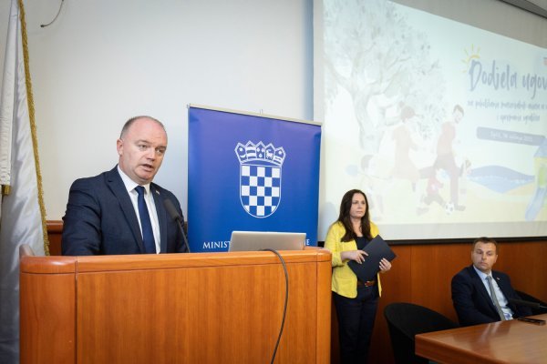 Sandra Križanec u Splitu na jučerašnjem potpisivanju 125 ugovora ugovora o dodjeli bespovratnih sredstava za vrtiće i igrališta u četiri dalmatinske županije 