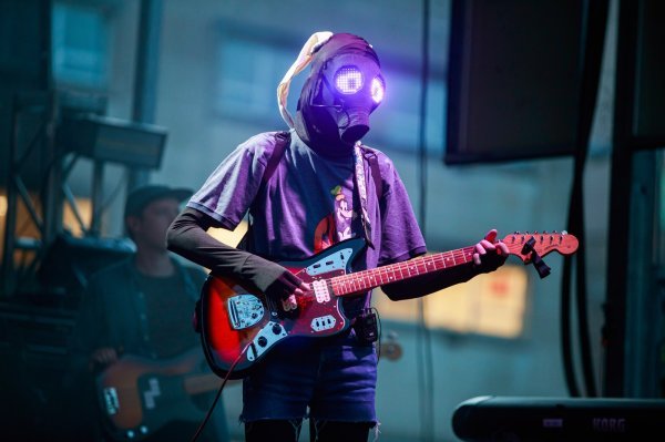 Will Toledo iz benda Car Seat Headrest nerijetko nastupa s maskom na licu