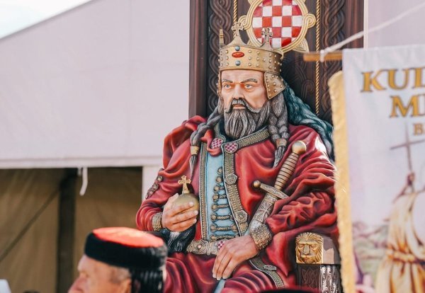 Spomenik kralju Tomislavu u Biogradu na Moru