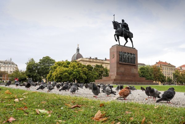 Spomenik kralju Tomislavu ispred Glavnog kolodvora u Zagrebu