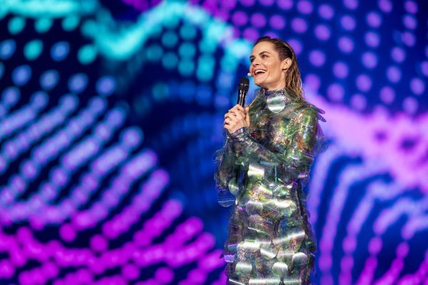 Stajling voditeljice Eurosonga svima je zapeo za oko