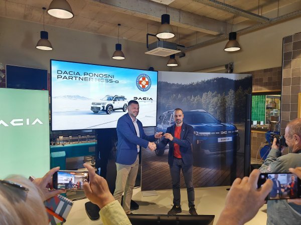 Igor Petković, direktor marke Dacia u Hrvatskoj prdaje ključ novog Bigstera predstavniku HGSS-a