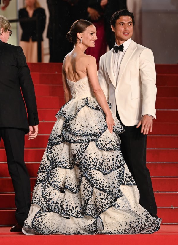 Natalie Portman i Charles Melton