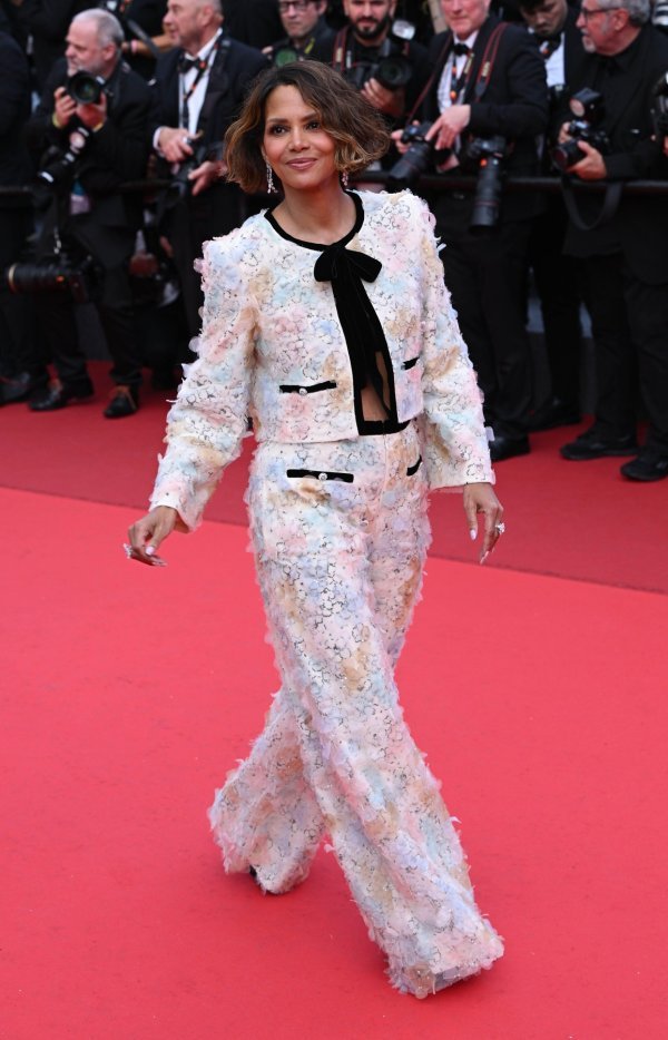 Halle Berry ima idealnu zamjenu za haljinu: Hlače koje noge čine duljima i efektna jakna