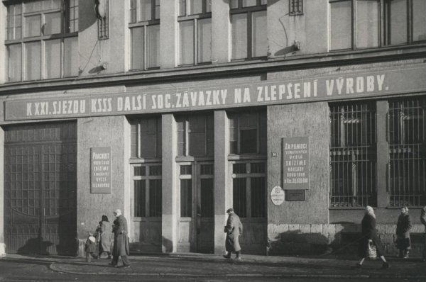 Upravna zgrada AZNP-a 1959. godine 'ukrašena' propagandnim sloganima komunističkog režima
