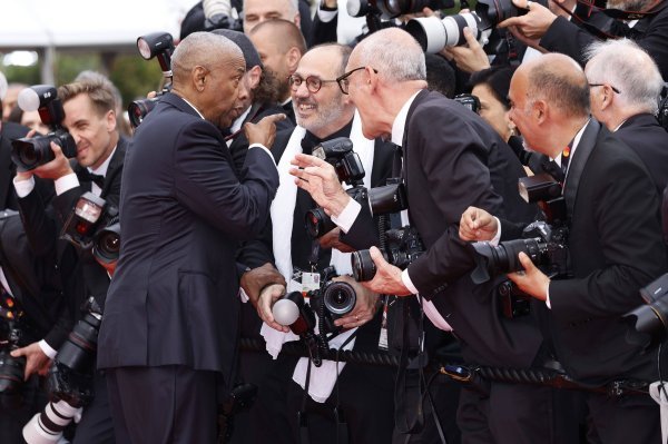 Denzel Washington našao se u središtu pozornosti nakon napetog trenutka s fotografom na crvenom tepihu