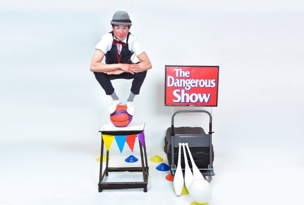 Cirkuski show Emilio the Balancer: The Dangerous Show izvedba je koja kombinira žongliranje i balansiranje