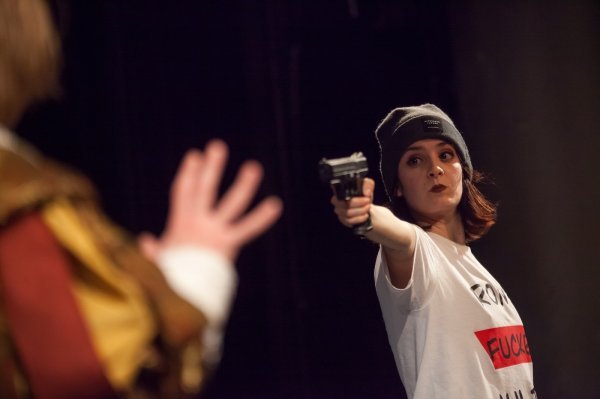 Romeo i Julija – error 404 kazališna je reinterpretacija Shakespeareova klasika s ironičnim i metateatarskim odmakom
