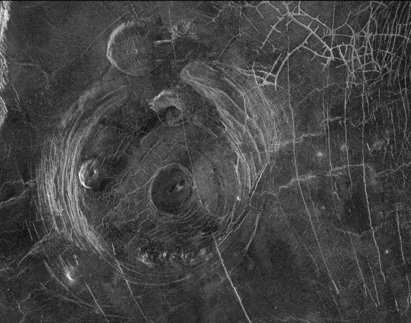 Ova radarska snimka prikazuje područje Venere u promjeru od oko 300 kilometara smješteno u dolini južno Aphrodite Terre. Velika kružna struktura na blizu sredine slike je korona promjera otprilike 200 kilometara pod imenom Korona Aine.