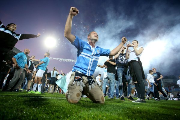 2017. Rijeka: Navijači utrčali u teren i s igračima proslavili povijesni naslov prvaka Hrvatske