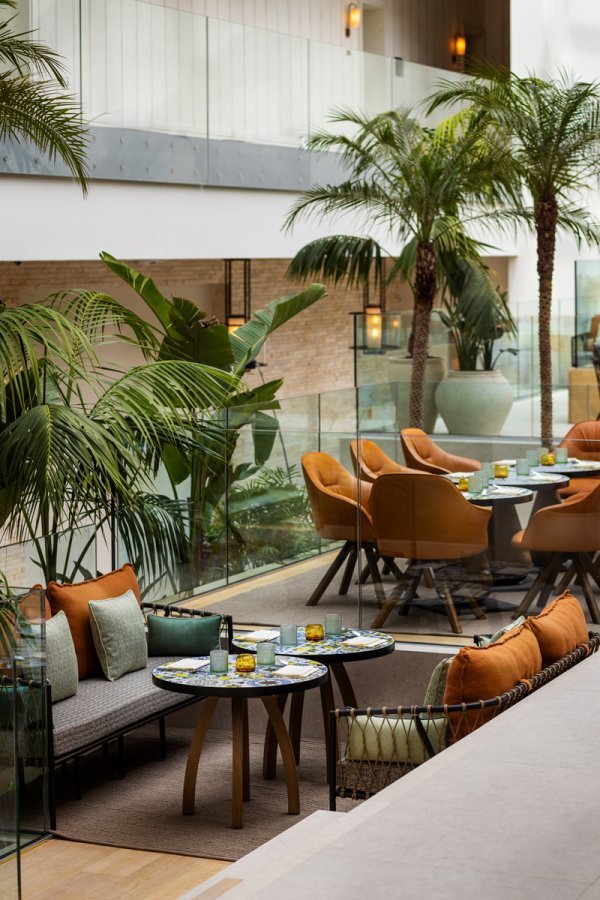 Palm House — glavni restoran smješten u središtu hotela s prostranom terasom.