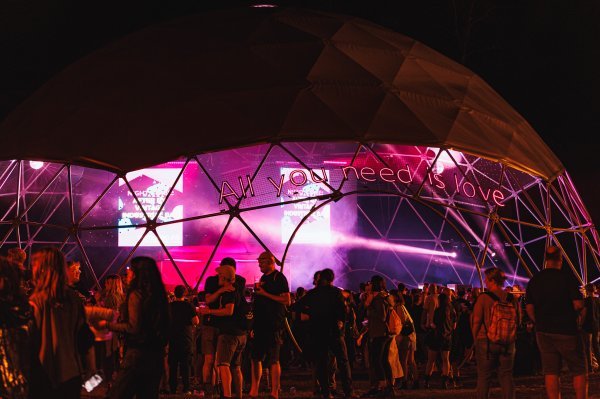 Detaljan raspored nastupa svih izvođača dostupan je na službenoj stranici festivala te u mobilnoj aplikaciji