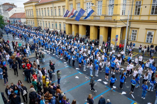 Osječki maturanti za kraj škole tradicionalno plesu Quadrillu