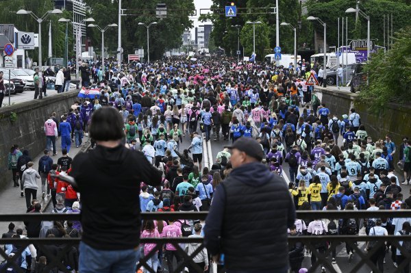 Povorka zagrebačkih maturanata prema jezeru Bundek na proslavu norijade