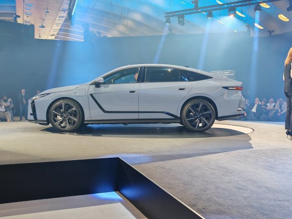 Lexus ES - europska premijera