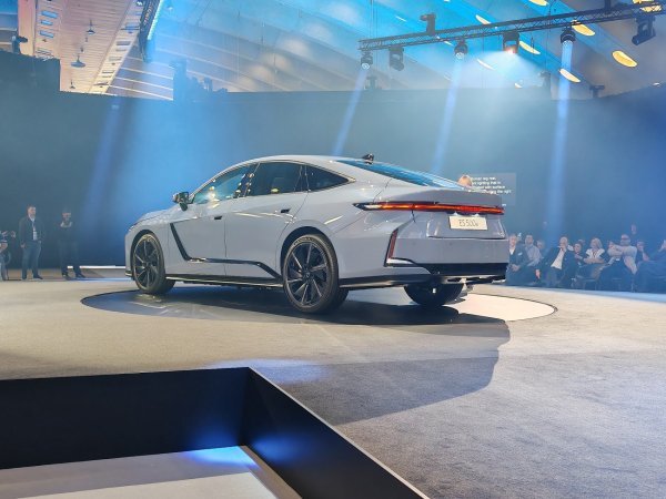 Lexus ES - europska premijera