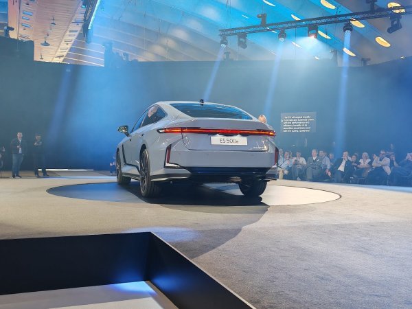 Lexus ES - europska premijera