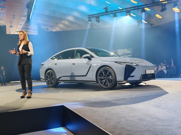 Lexus ES - europska premijera