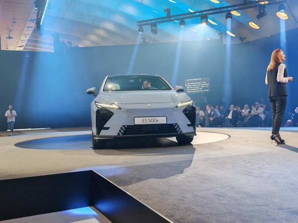 Lexus ES - europska premijera