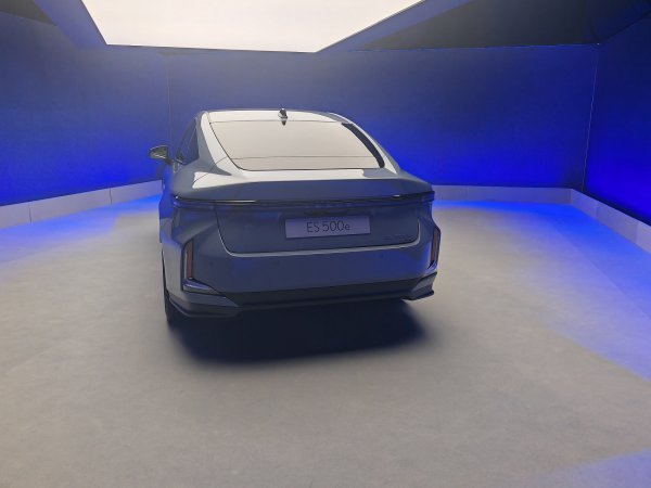Lexus ES - europska premijera