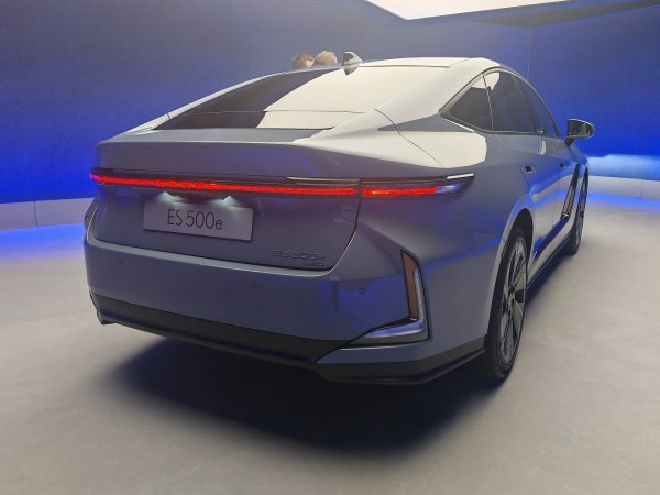 Lexus ES - europska premijera