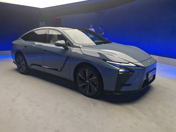 Lexus ES - europska premijera