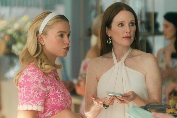 Juliane Moore nosi Vince komplet i nakit Solange 