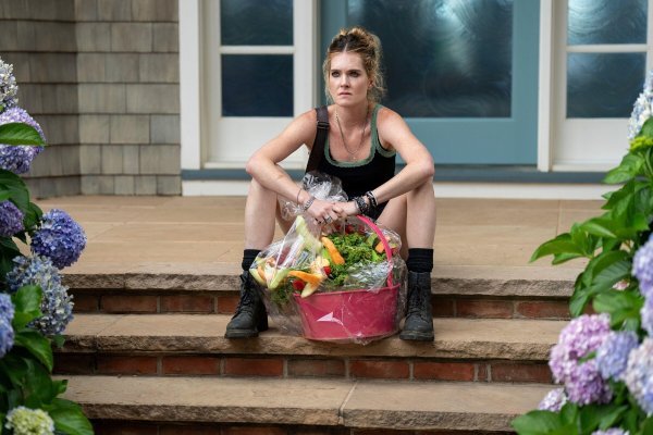 Meghann Fahy nosi crni top, Babaton mini suknja i Thursday combat čizme.