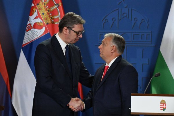 Vučić se otvoreno zbližava s vođama koje dijele njegov pragmatični pristup suverenizmu i moći, poput mađarskog premijera Viktora Orbána