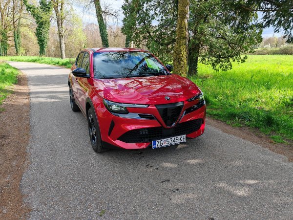 Alfa Romeo Junior Ibrida 1.2 136 KS