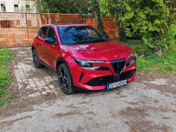 Alfa Romeo Junior Ibrida 1.2 136 KS