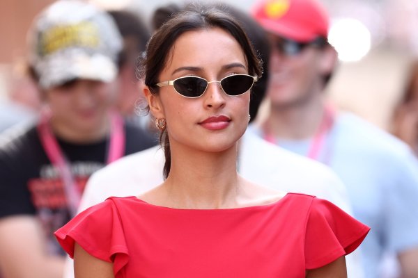 Alexandra Saint Mleux nosi zlatne sunčane naočale Karen Wazen Bella i Bvlgari naušnice
