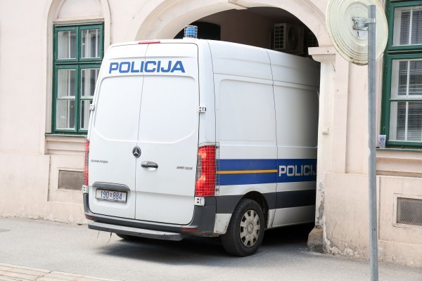 Policija dovodi kombijem osumnjičene u akciji Karbon na Županijski sud