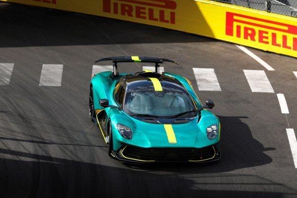 Aston Martin Valhalla na legendarnoj F1 stazi