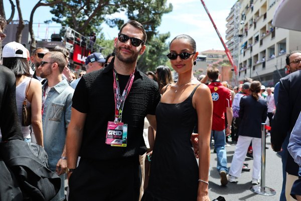 Simon Porte Jacquemus i Alexandra Saint Mleux