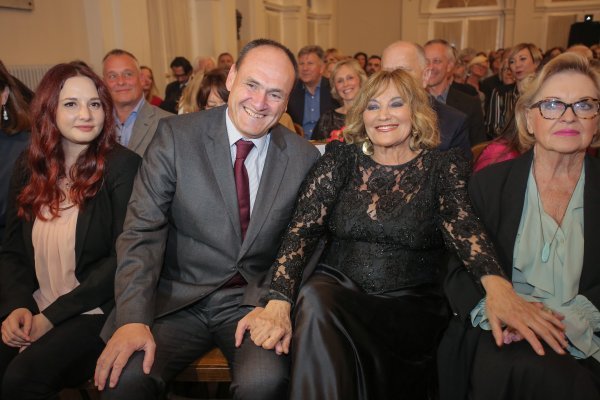 Tereza Kesovija sa sinom Alanom na premijeri filma 'To sam ja'