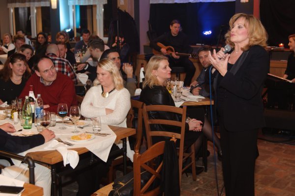 Alan je bodrio majku i na nastupu na otvorenju restorana 2016. godine