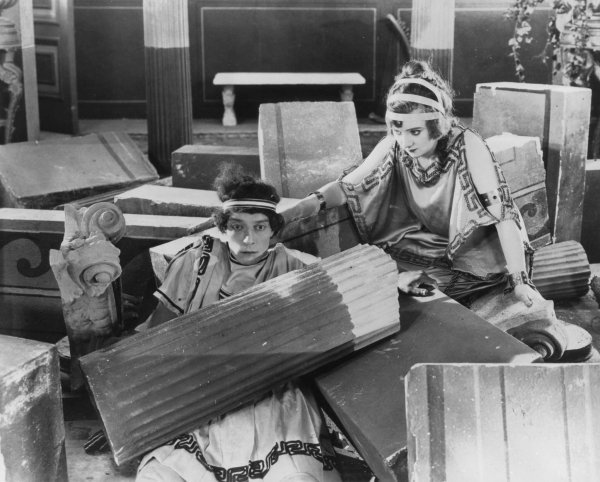 Tri povijesna doba (1923.) kroz prapovijest, antički Rim i moderno doba duhovito ismijava odnose između muškaraca i žena