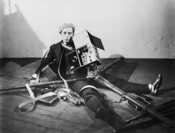 Snimatelj (1928.) prati fotografa koji pokušava postati snimatelj vijesti