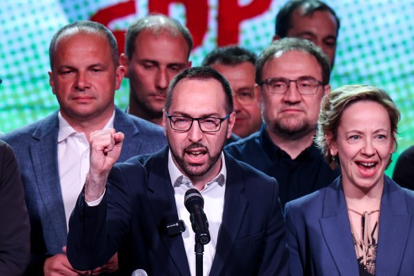 Matej Mišić i u izbornoj noći stajao je Tomaševiću iza leđa