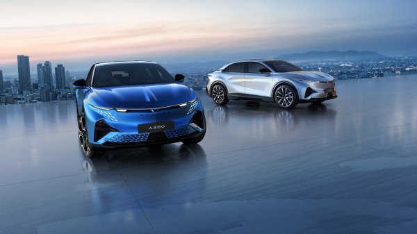 Alpine A390 GTS i Alpine A390 GT (desno)
