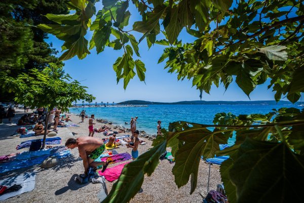 Gužva na splitskoj plaži Kašjuni