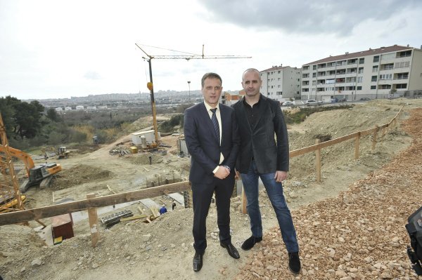 Ante Dolić mlađi (desno) predstavlja svoj hotel tadašnjem ministru turizma Antonu Klimanu