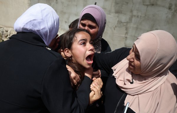 Detalj sa sprovoda palestinskih izbjeglica ubijenih u školi