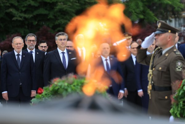 Andrej Plenković i Gordan Jandroković položili vijence kod Spomenika domovini povodom Dana državnosti