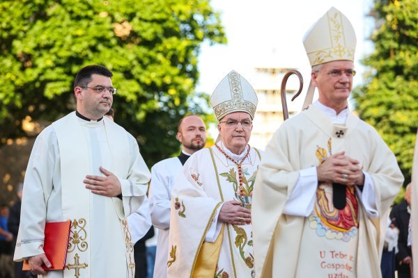 Misu ispred katedrale predvodio je kardinal Josip Bozanić