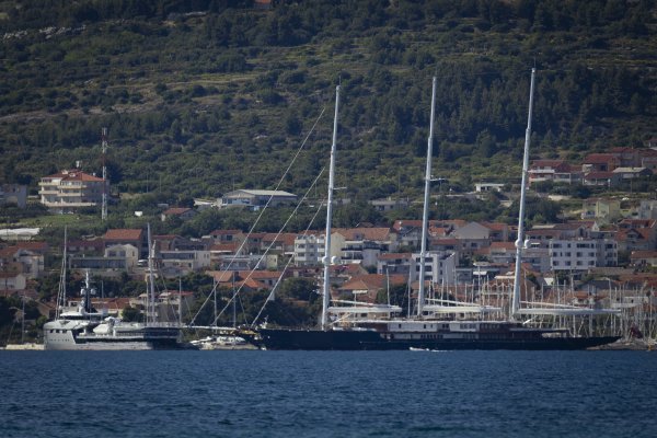 Jahte Koru i Ebeona u marini Kaštela
