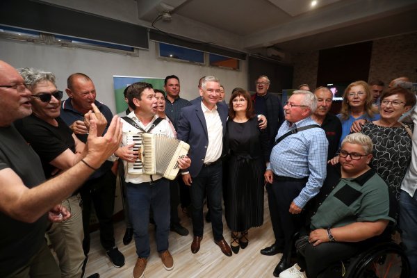 Izborna noć i doček izbornih rezultata u stožeru Borisa Miletića