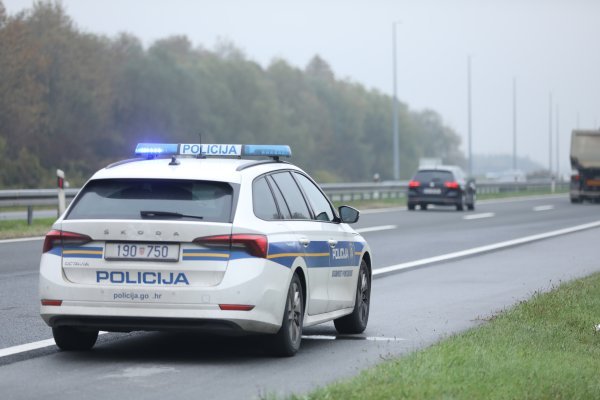 Nesreća na A4: Sudar motora, dva osobna auta i kombija. Jedna osoba poginula